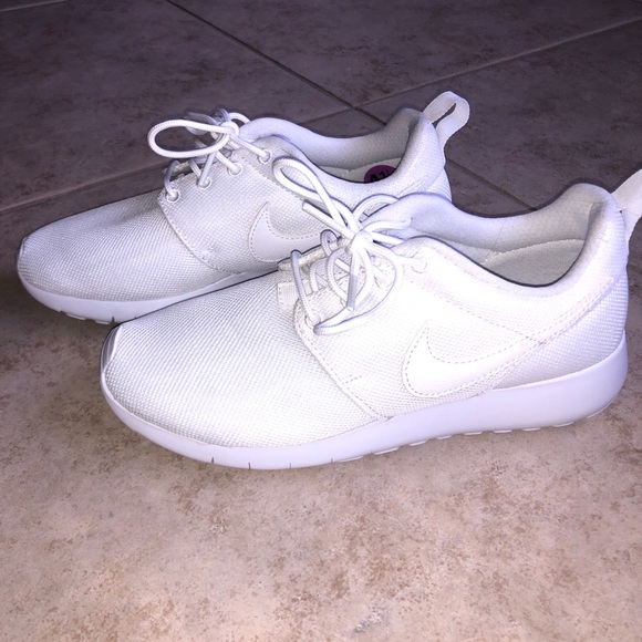 White Nike’s - Picture 3 of 4